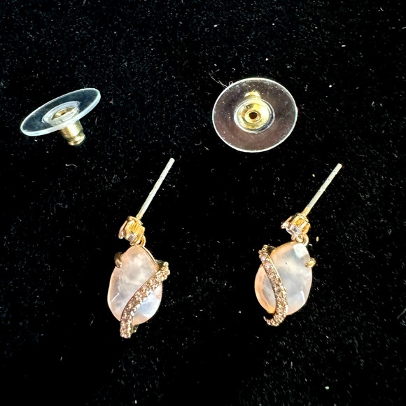 ❤️Rhode & Co. Gold tone with crystal rhinestone Teardrop cut drop earrings - Picture 2 of 5